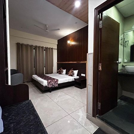 Hangout Inn Bhāgalpur Buitenkant foto
