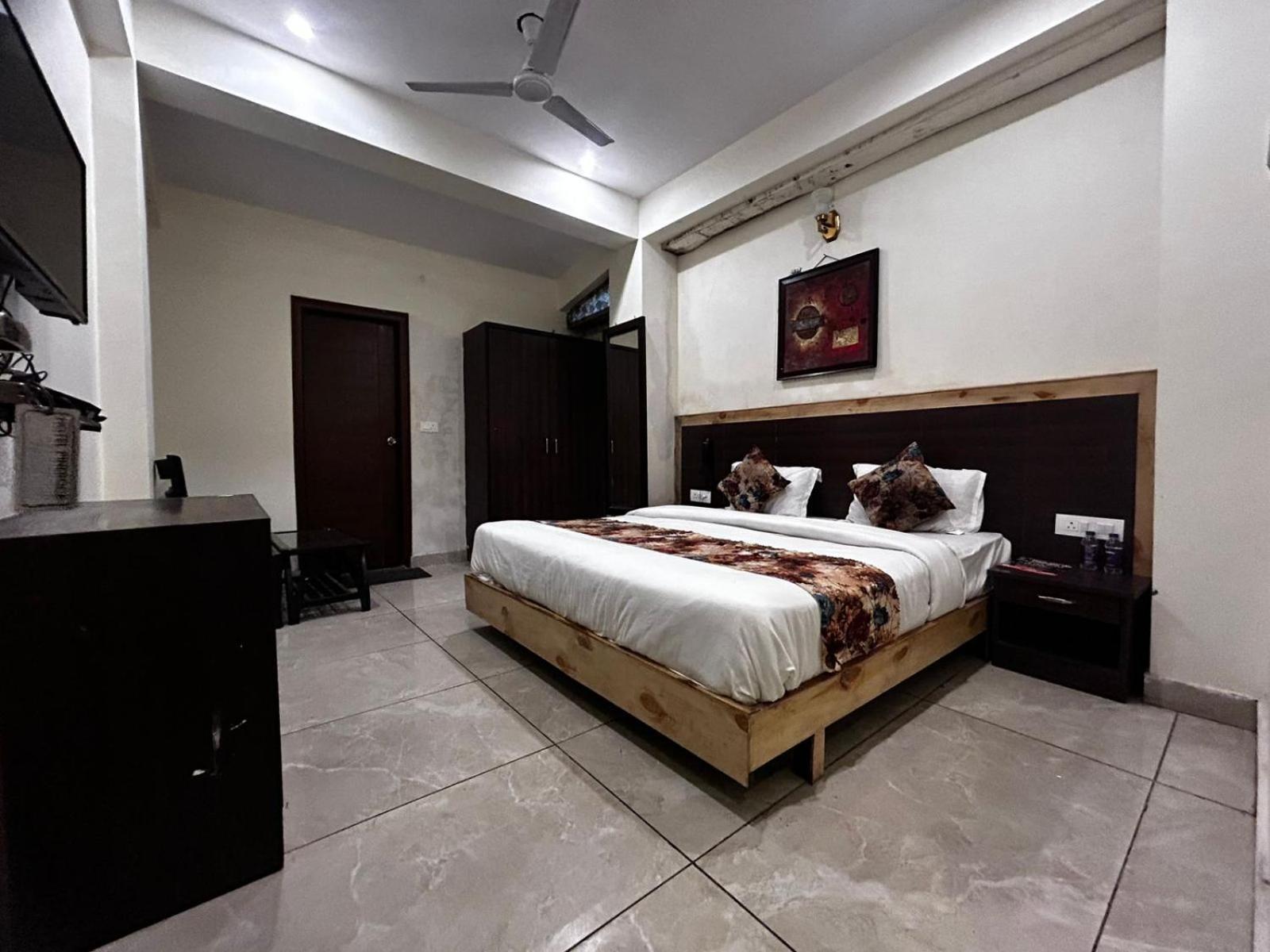 Hangout Inn Bhāgalpur Buitenkant foto