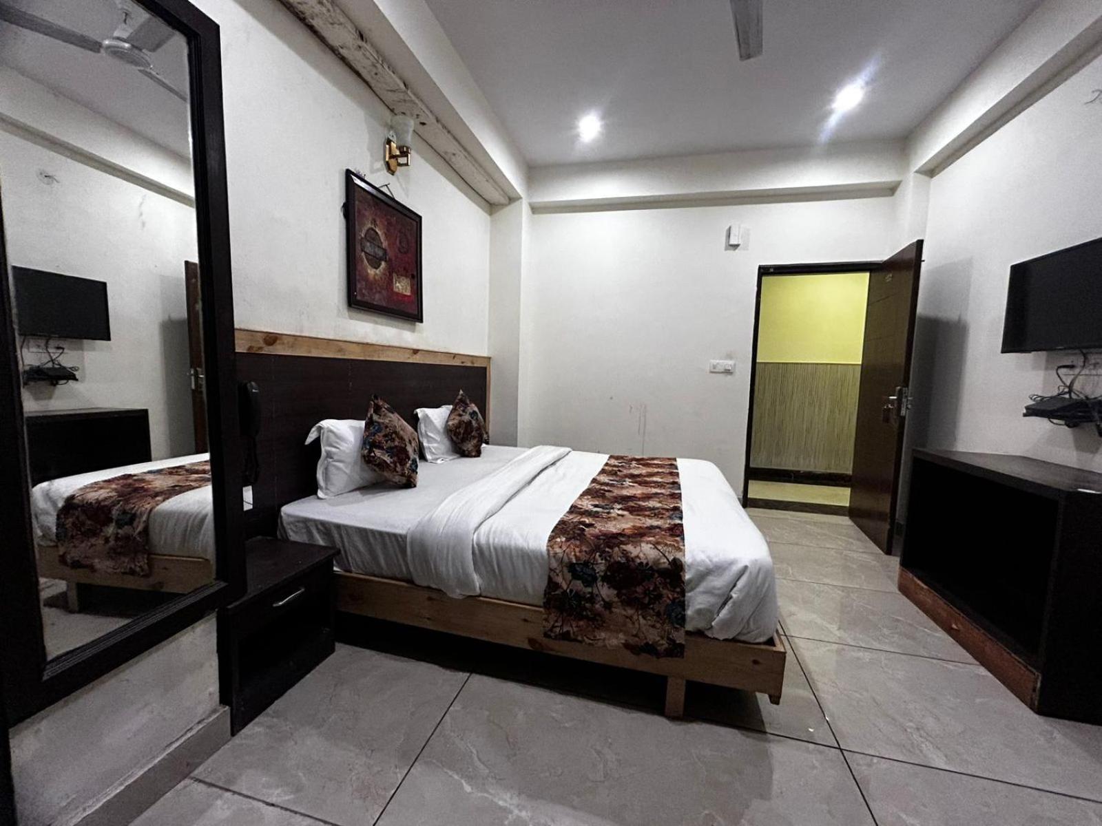 Hangout Inn Bhāgalpur Buitenkant foto
