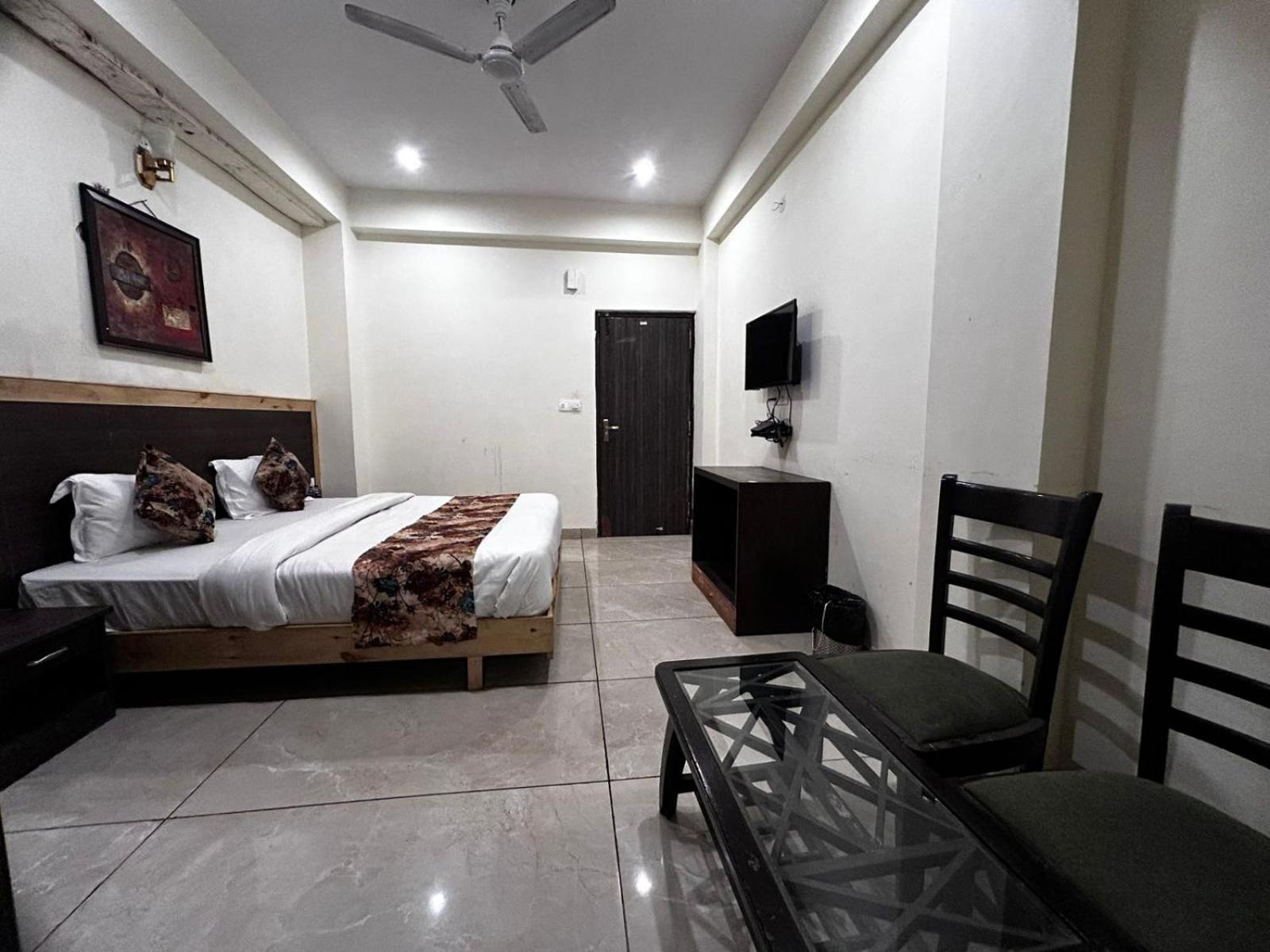 Hangout Inn Bhāgalpur Buitenkant foto