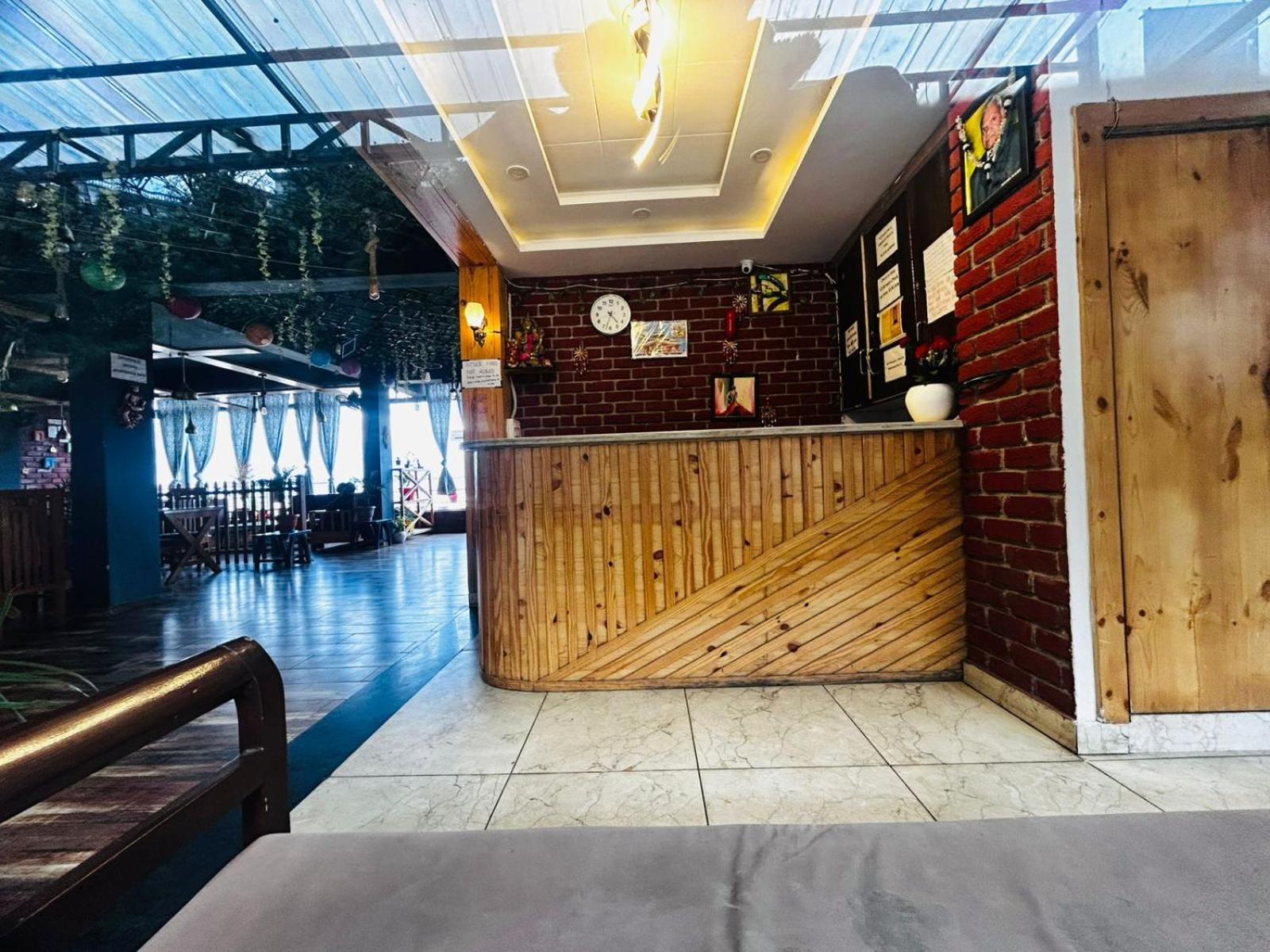 Hangout Inn Bhāgalpur Buitenkant foto