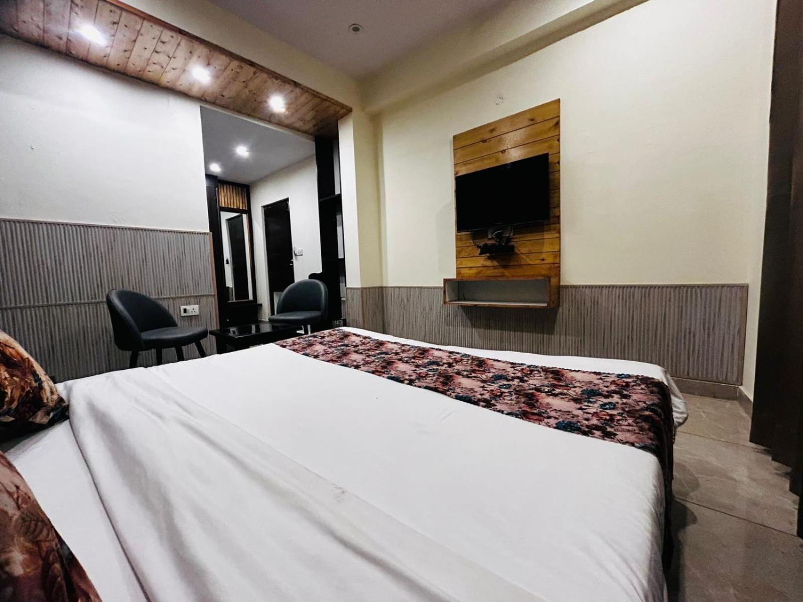 Hangout Inn Bhāgalpur Buitenkant foto